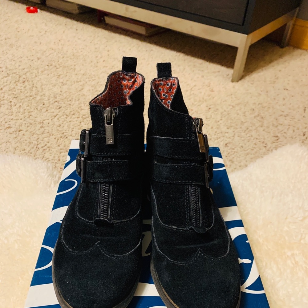 Ankle flat boots